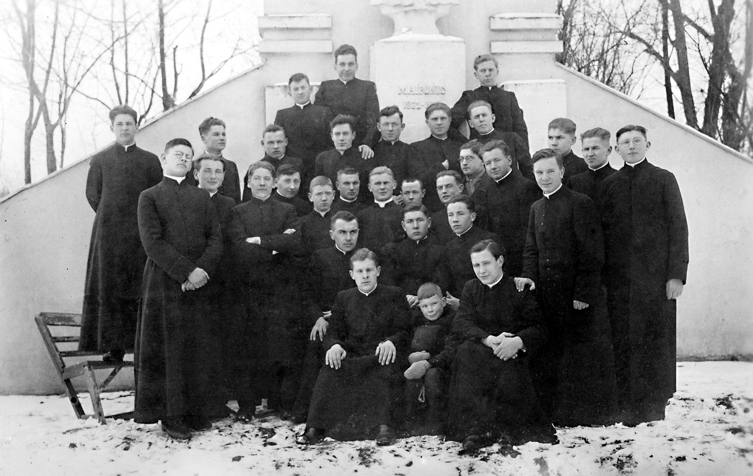 Seminaristai prie Maironio paminklo.