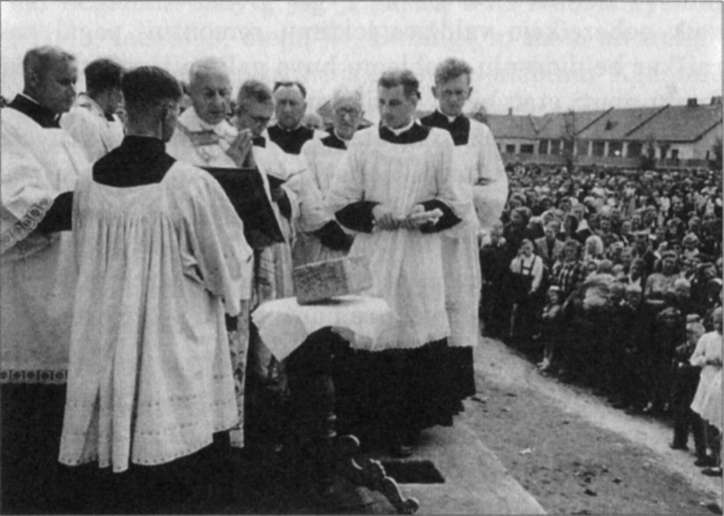 Vysk. P. Maželis (viduryje) pašventina Klaipėdos bažnyčios kertinę plyta,