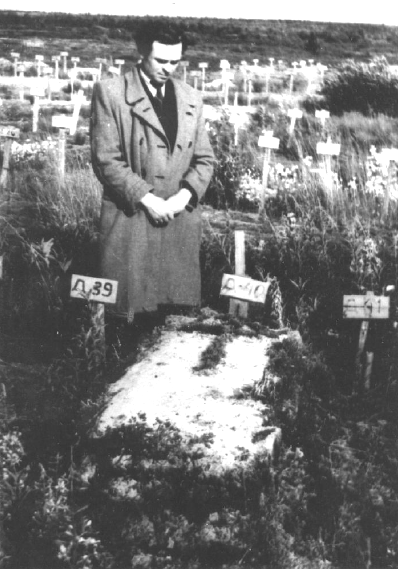 V. Šimkūnas prie generolo J. Juodišiaus kapo