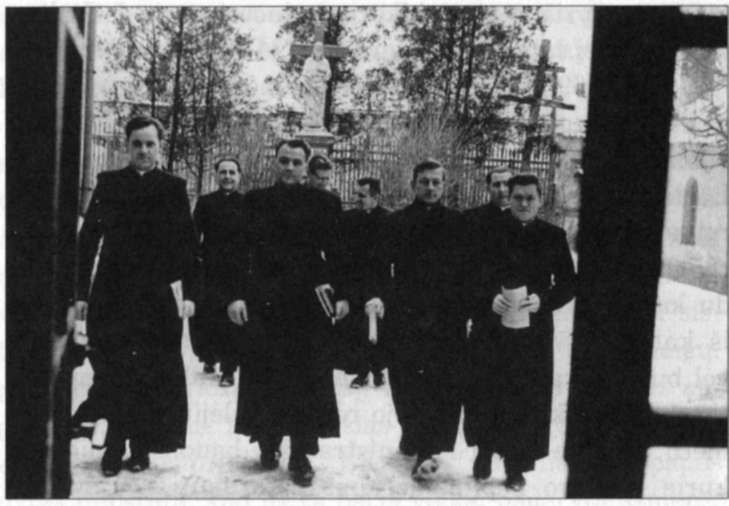 Kauno kunigų seminarijos auklėtiniai eina į paskaitas, 1964 m.
