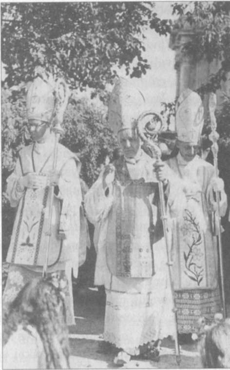 P. Maželio (dešinėje) ir J. Steponavičiaus (kairėje) pašventinimo vyskupais
